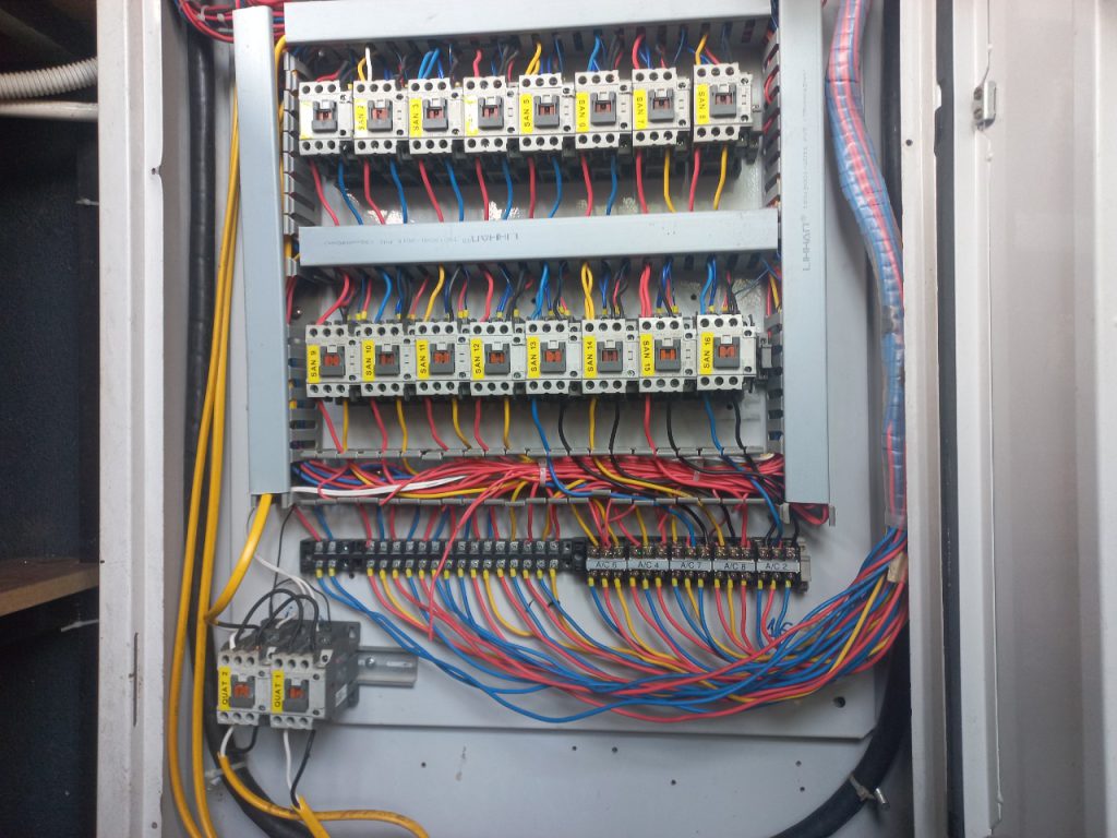 Cắt dây tủ điện